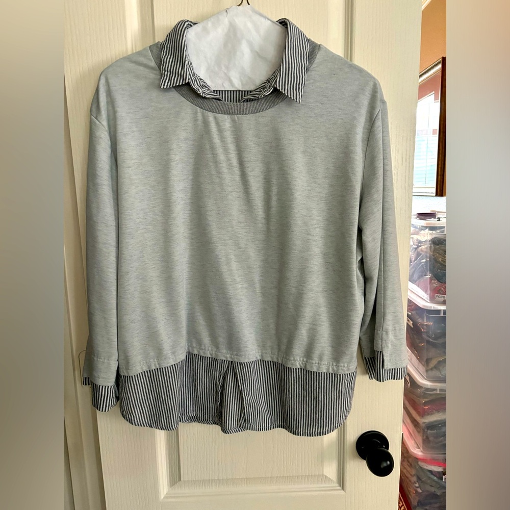 CRESCENT blouse. Size medium double air super‎ cute and great condition.